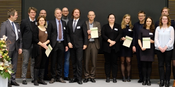 Das Bild zeigt die Preisträger des Ideenwettbewerbs auf der Preisverleihung.