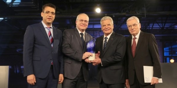 Auf dem Bild sind die Gewinner des Zukunftspreises mit Bundespräsident Joachim Gauck zu sehen: (v.l.n.r.) Peter Offermann, Manfred Curbach und Chokri Cherif 