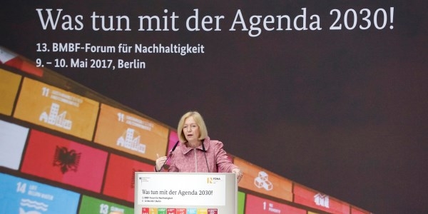 Das Bild zeigt Johanna Wanka, Bundesministerin für Bildung und Forschung, bei der Eröffnung des 13. BMBF-Forum für Nachhaltigkeit