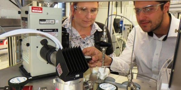 Das Bild zeigt Jennifer Strunk mit einem Kollegen beim Experimentieren. 