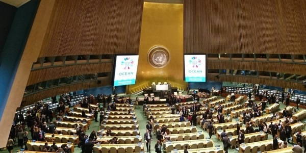 Das Bild zeigt die Ozenakonferenz der Vereinten Nationen in New York.