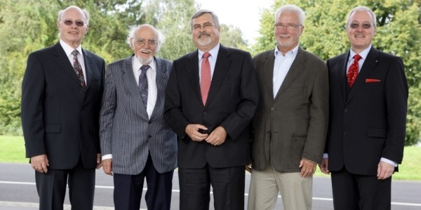 Das Bild zeigt die (ehemaligen) Leiter der Jülicher Projektträger (v. l. n. r.): Dr. Helmut Klein, Dr. Dr. Hans-Jochen Stöcker, Dr. Ulrich Schlüter, Dr. Peter Krause , Dr. Christian Stienen 