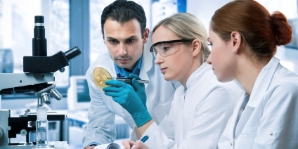 Das Bild zeigt drei Wissenschaftlerinnen und Wissenschaftler bei der Arbeit.