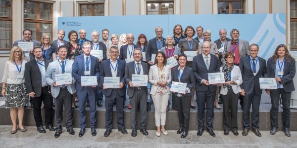 Das Bild zeigt die Parlamentarische Staatssekretärin im BMU Rita Schwarzelühr-Sutter mit Vertreterinnen und Vertretern der „Masterplankommunen“