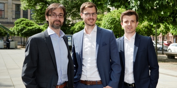 Das Bild zeigt die die INERATEC-Geschäftsführer Dr.-Ing. Tim Böltken, Philipp Engelkamp und Dr.-Ing. Paolo Piermartini 