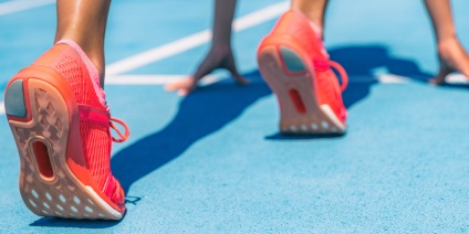 Das Bild zeigt die Füße einer Läuferin in der Startposition.