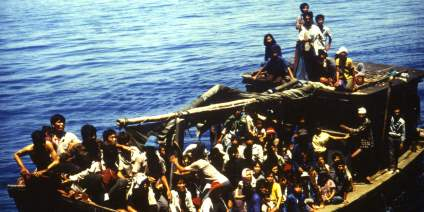 Das Bild zeigt die vietnamesischen Boatpeople, die 1988 vom Forschungsschiff SONNE aus dem Südchinesischen Meer gerettet wurden.