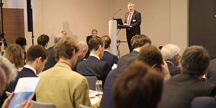 Der Maritime Koordinator Norbert Brackmann eröffnet die Tagung.