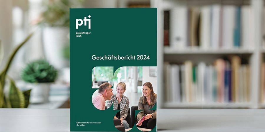 Das Bild zeigt eine gedruckte Ausgabe des PtJ Geschäftsberichts 2024. 