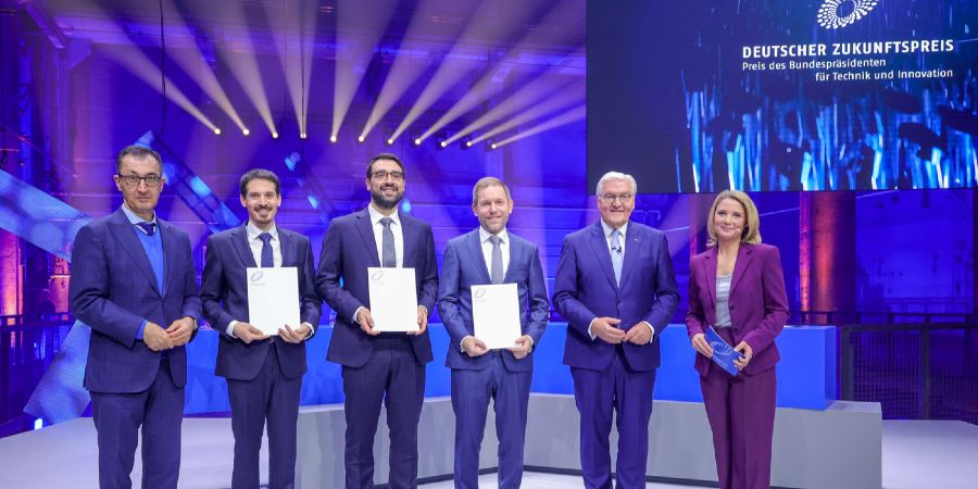 Das Bild zeigt sechs Menschen auf der Bühne der Bühne des Deutschen Zukunftspreises 2024