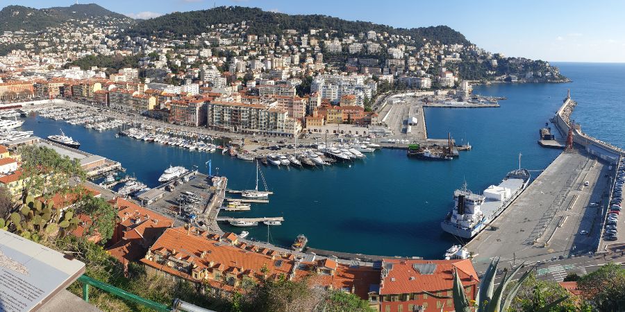 Das Bild zeigt den Hafen von Nizza.