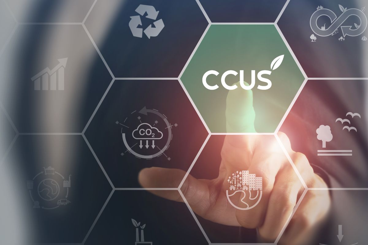 Ein Finger zeigt auf einen Schriftzug - CCUS - der in einem wabenähnlichen Feld steht