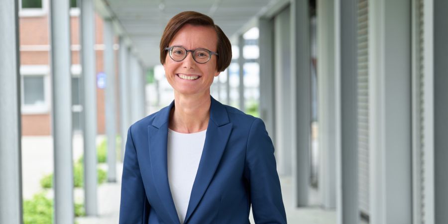Das Bild zeigt die neue PtJ-Leitung Frau Wirtz. Ebenfalls ist auf dem Bild ein Zitat abgebildet: Bei PtJ brennen mehr als 1.600 Menschen dafür, durch Projektförderung eine Fülle von Zukunftsthemen voranzubringen. Ich freue mich auf die neue Aufgabe.