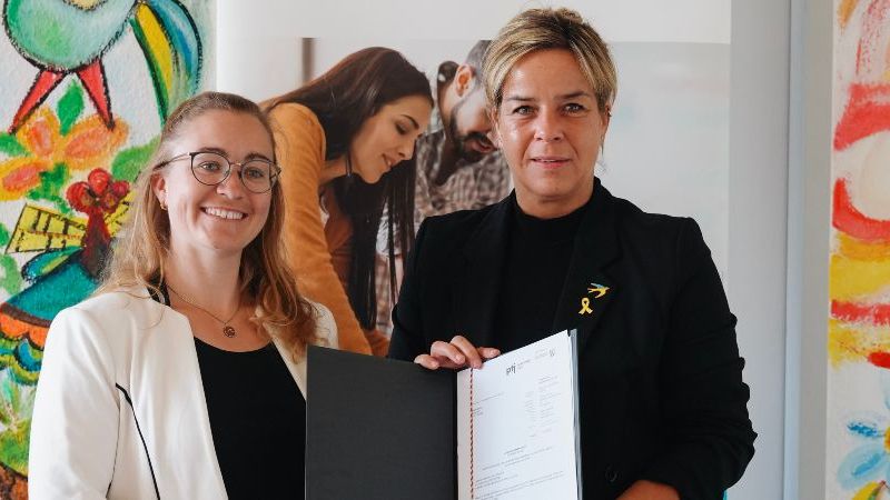 NRW-Wirtschafts- und Klimaschutzministerin Mona Neubaur überreicht das 4.500ste Gründungsstipendium an die Gründerin Meike Kreutel vom Start-up Femi-ON.