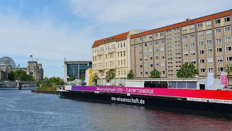 © Wasserstoff-Leitprojekte Das Schiff MS Wissenschaft ankert am Berliner Hafen.