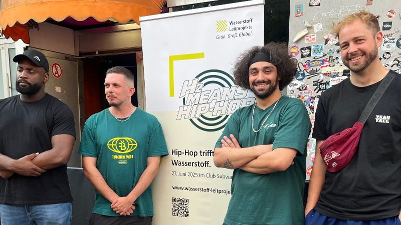Die vier Battelrapper stehen vor dem Kölner Club Subway.