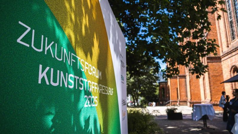 Das Bild zeigt einen Poster-Aufsteller im Eingangsbereich des Zukunftsforums 2025.