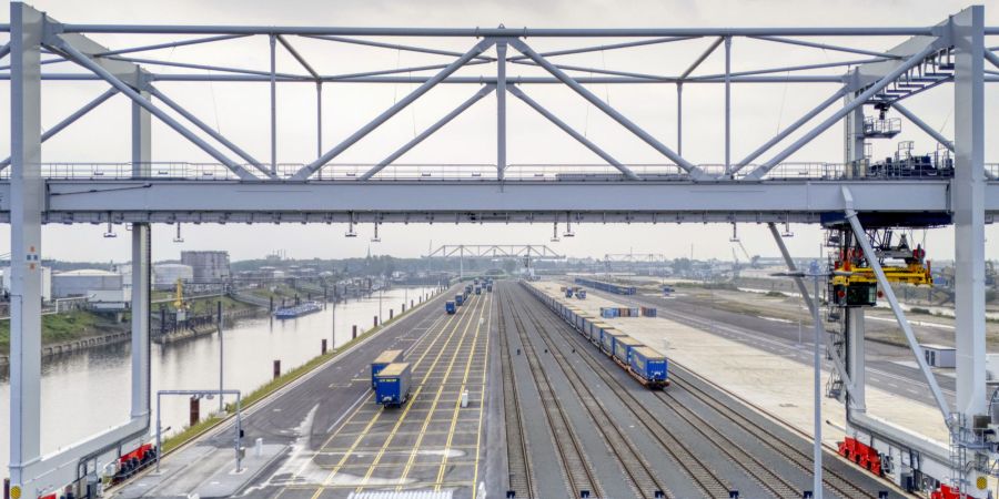 Das Bild zeigt das neue klimaneutrale Containerterminal am Duisburger Binnenhafen.
