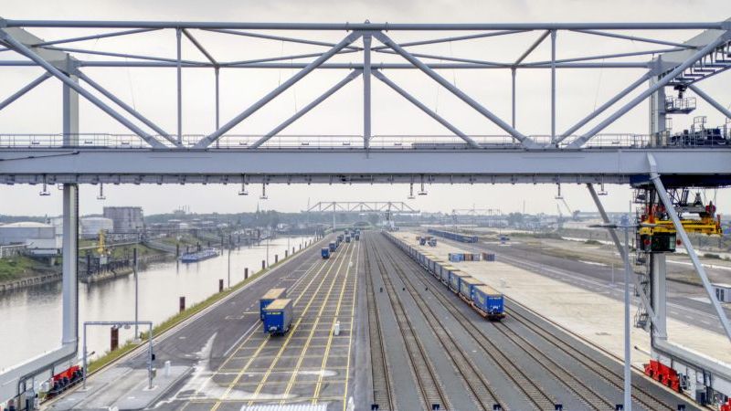 Das Bild zeigt das neue klimaneutrale Containerterminal am Duisburger Binnenhafen.