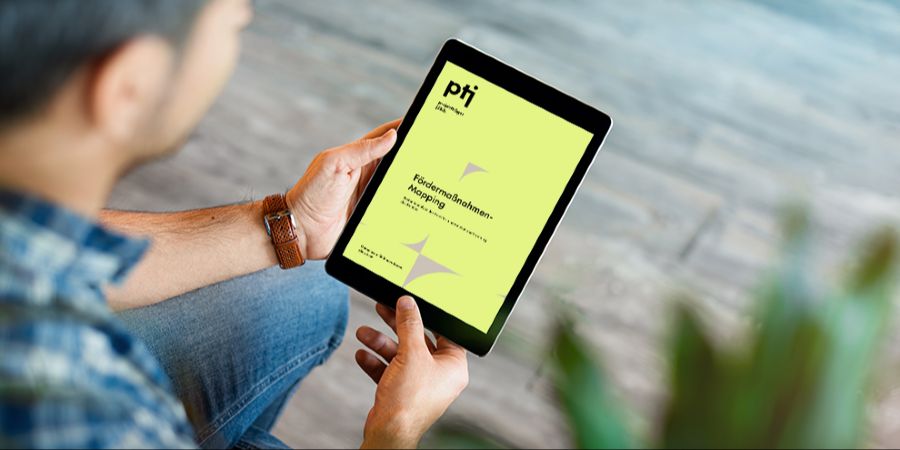 Mensch schaut auf Tablet mit dem Titelblatt der Studie