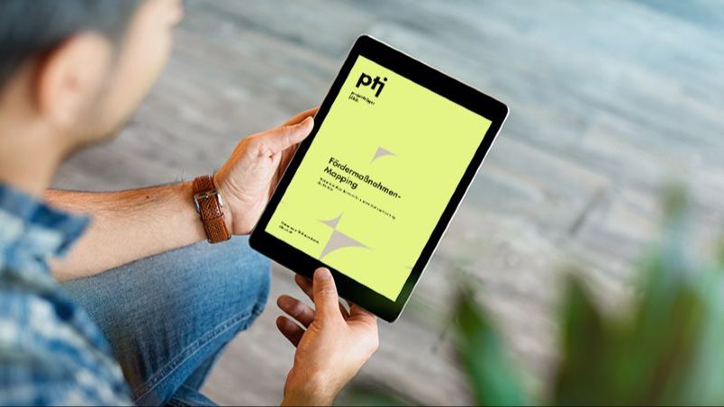 Mensch schaut auf Tablet mit dem Titelblatt der Studie