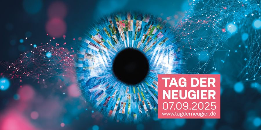 Das Bild zeigt das Key Visual des Tags der Neugier: ein Auge, dessen Iris aus verschiedenen anderen Bildern aus dem Bereich der Wissenschaft zusammengesetzt ist.