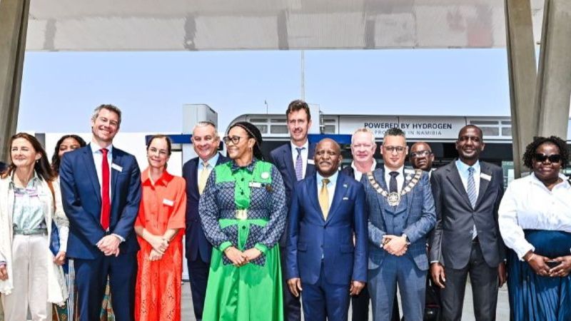 Das Bild zeigt Vertreterinnen und Vertreter aus Politik, Wirtschaft und Wissenschaft  am 18. September in Walvis Bay, Namibia, bei der Eröffnung der Cleanergy-Anlage.