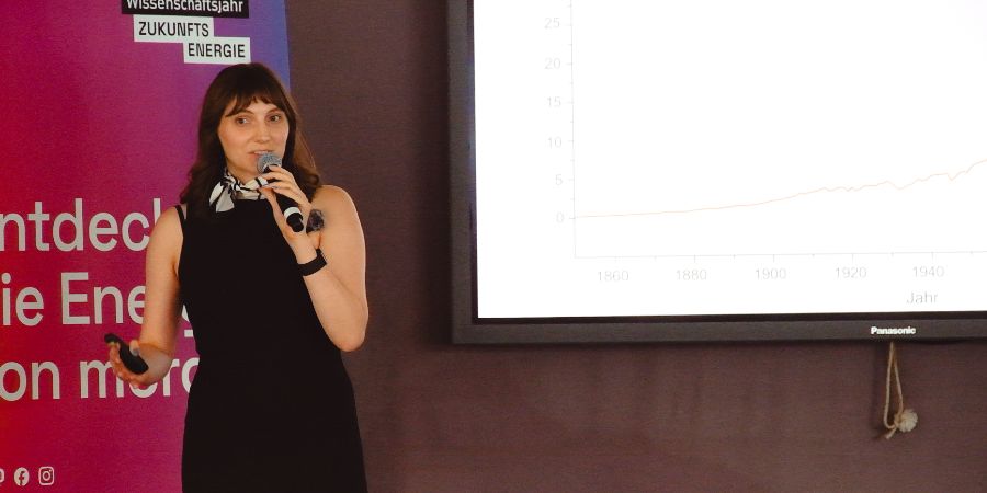 Das Bild zeigt die Gewinnerin der Science Slam, Christine Heume, während sie ihren Vortrag hält.