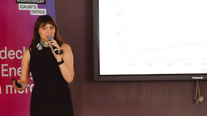 Das Bild zeigt die Gewinnerin der Science Slam, Christine Heume, während sie ihren Vortrag hält.