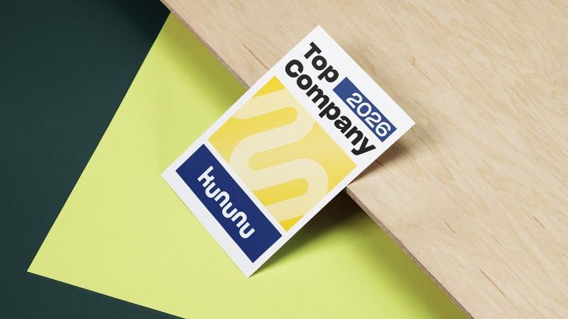 © Projektträger Jülich auf der Basis von kununu Das Bild zeigt Menschen in einem Veranstaltungsraum, die an Tischen sitzen und auf eine Präsentation auf einer Leinwand schauen.