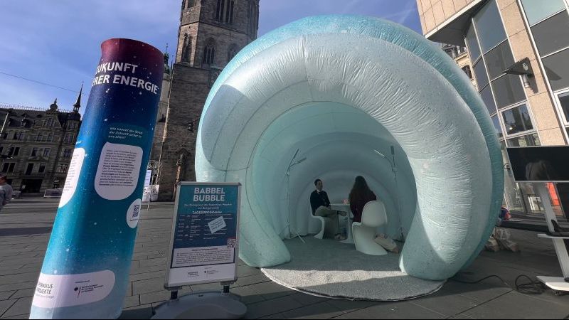 © Projektträger Jülich/ Maria Pakura Das Bild zeigt die Babble Babble auf dem Marktplatz in Halle an der Saale.