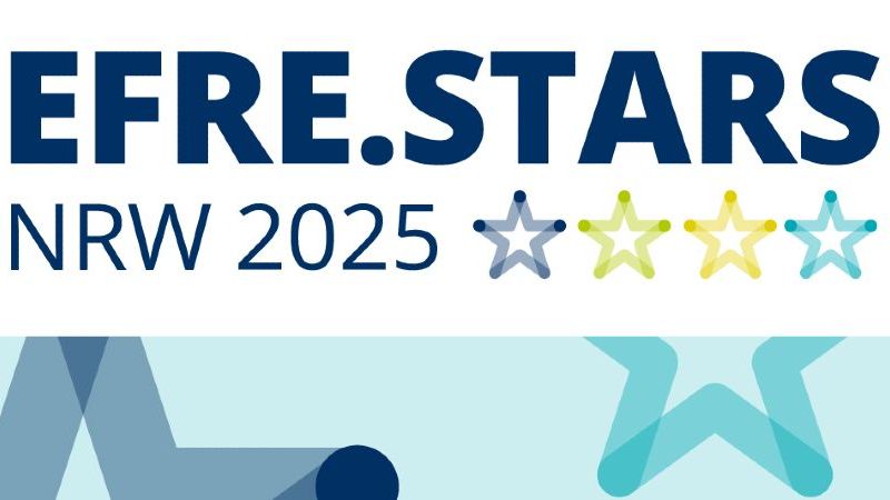 © EFRE NRW Das Bild zeigt das Logo des EFRE.STARS Wettbewerbs zusammen mit vier bunten Sternen..
