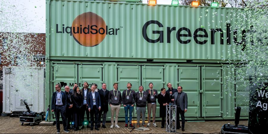 Das Bild zeigt  Menschen der grade eröffneten Liquid-Solar-Anlage in Duisburg.