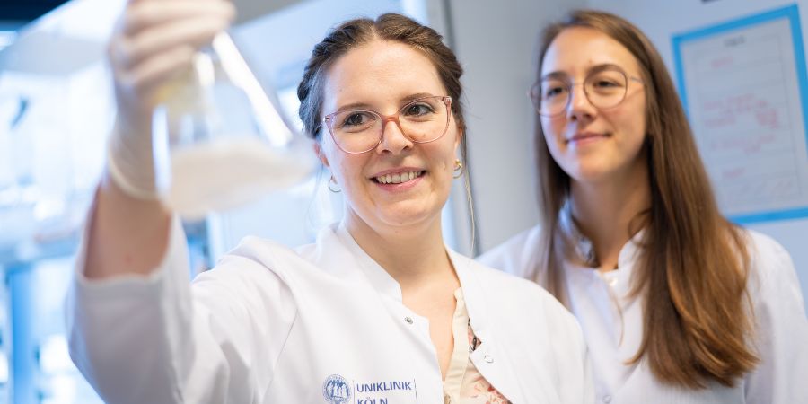 Das Bild zeigt die beiden Postdocs Dr. Albus und Dr. Wille im Labor bei ihren Arbeiten zur präklinischen Studien für das INNOPAK-Projekt.