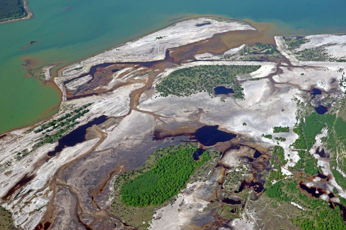 Ein Tagebau wird mit Wasser gefüllt.