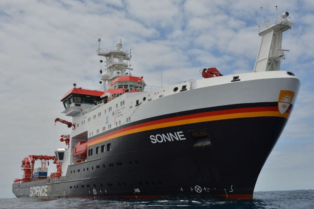 Das Forschungsschiff Sonne fährt auf dem Meer.