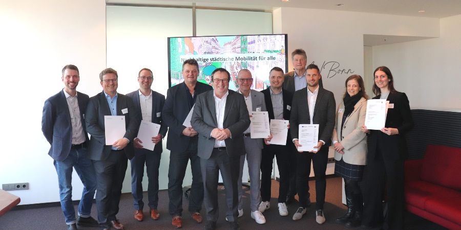 Das Bild zeigt den NRW-Verkehrsminister und die Vertreter:innen der NRW-Projekte, die einen Förderbescheid erhalten haben.