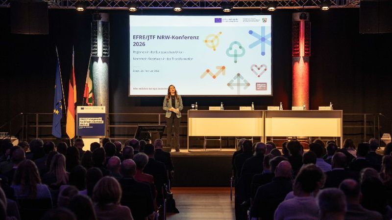 © Leon Fülber Das Bild zeigt eine Frau auf der Redner-Bühne der EFRE/JTF-Konferenz 2026