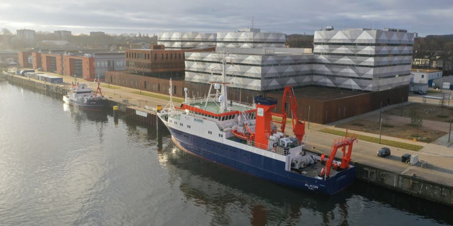 Das Bild zeigt das Forschungsschiff ALKOR in Kiel.