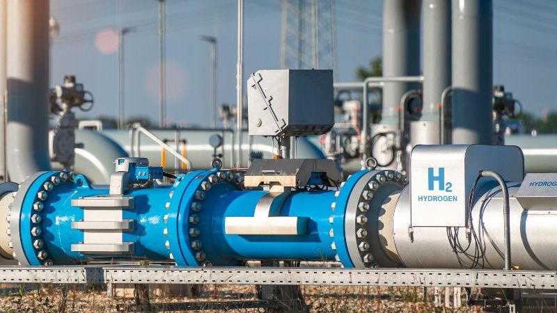 Das Bild zeigt die Rohrleitungen einer Wasserstoff-Anlage.
