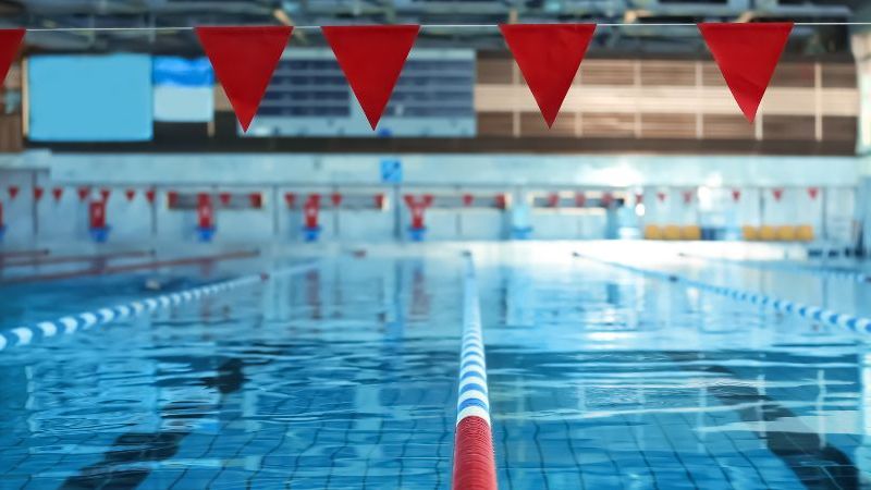 Das Bild zeigt eine Landschaftsaufnahme des Rheinischen Reviers, im Hintergrund Windräder.