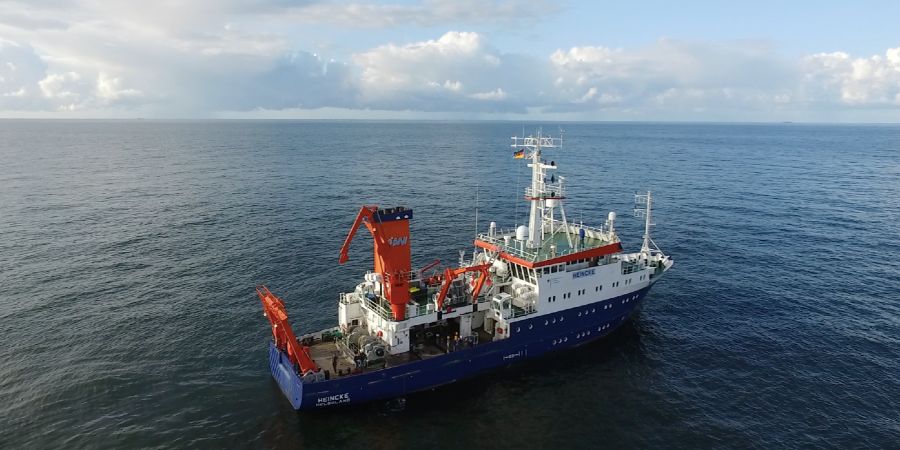 Auf dem Bild ist die Luftaufnahme eines Schiffs zu sehen