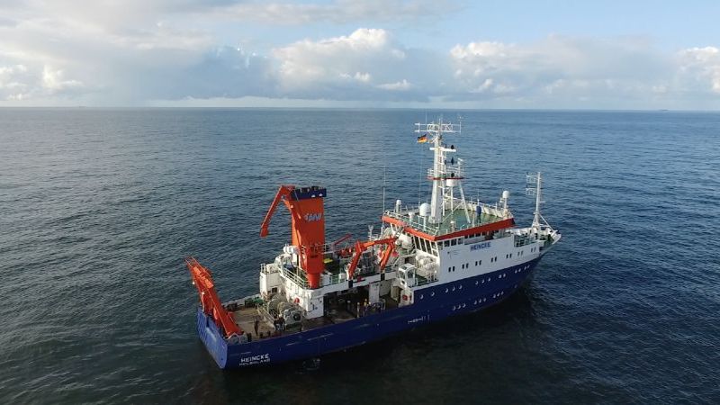 © Alfred-Wegener-Institut / Marc Petrikowski Auf dem Bild ist die Luftaufnahme eines Schiffs zu sehen