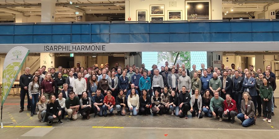 Auf dem Bild sind Teilnehmer:innen der Statuskonferenz zu sehen