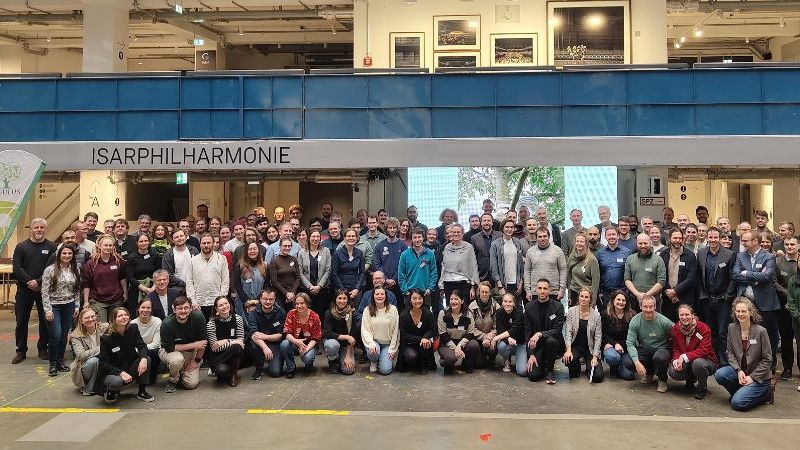 Auf dem Bild sind Teilnehmer:innen der Statuskonferenz zu sehen