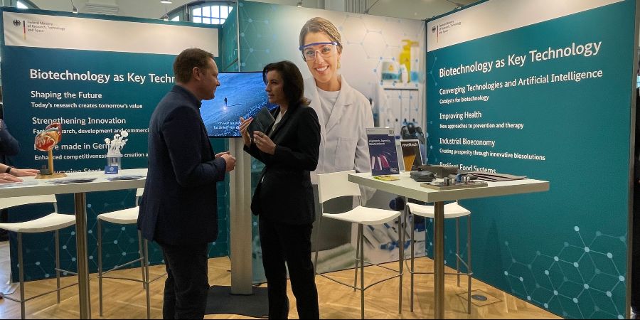 Auf dem Bild sieht man die Bundesforschungsministerin, Dorothee Bär am Stand des BMFTR.