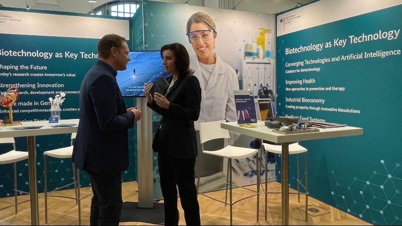 Auf dem Bild sieht man die Bundesforschungsministerin, Dorothee Bär am Stand des BMFTR.