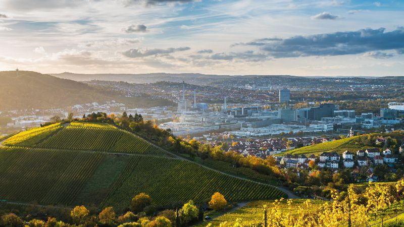 © Simon Dux Media – stock.adobe.com Das Bild zeigt eine Berglandschaft.