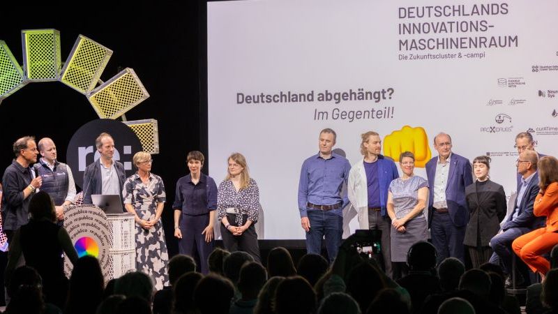 Das Bild zeigt Menschen auf einer Bühne auf der re:publica.