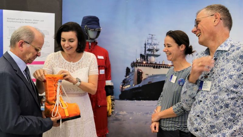 Das Bild zeigt die Bundesforschungsministerin Dorothea Bär auf dem FONA-Forum 2026.